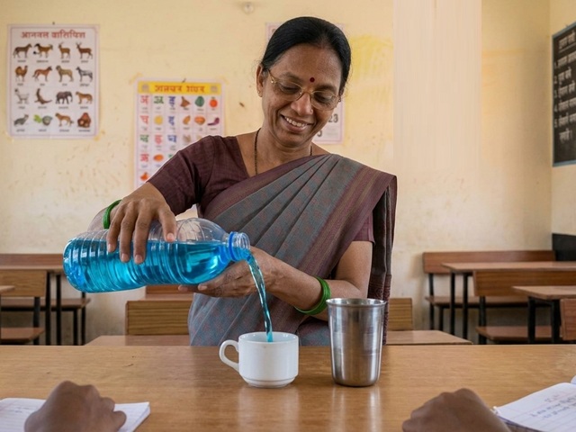 पाणी मोजण्यासाठी कप, पेला व बाटली - आकारमानाची ओळख